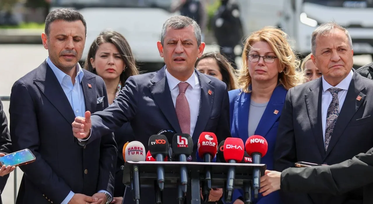 Asu Kaya ve Özgür Özel’den Özdağ’a Destek
