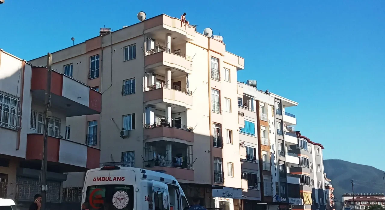 Çatıda İntihar Girişimi, Genç Kız Olay Yerine Geldi