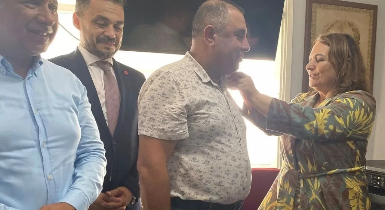 CHP'ye Katılım: Bülent Can Mart Rozet Taktı
