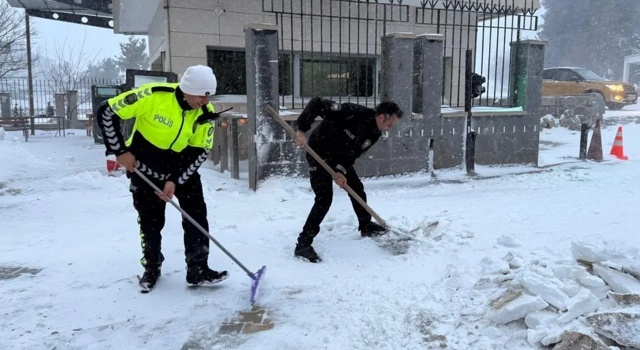 Hasanbeyli’de Polisten Kar Mesaisi, Gönülleri Isıttı