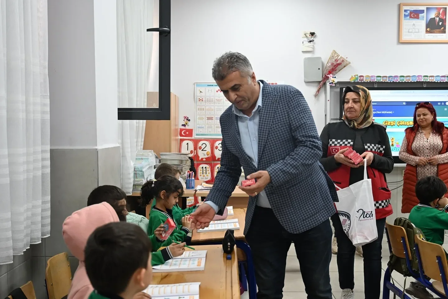 Kadirli’de Dünya Çocuk Hakları Günü’nde Öğrencilere Hediyeler