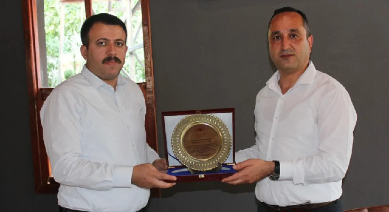 Kaymakam Kadir Yurdagül’den tayini çıkan personele plaket
