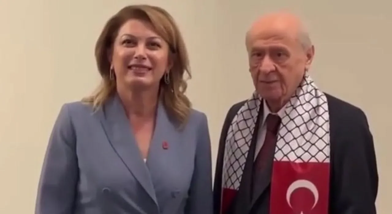 Meclis kulisinde Devlet Bahçeli ile Asu Kaya yan yana