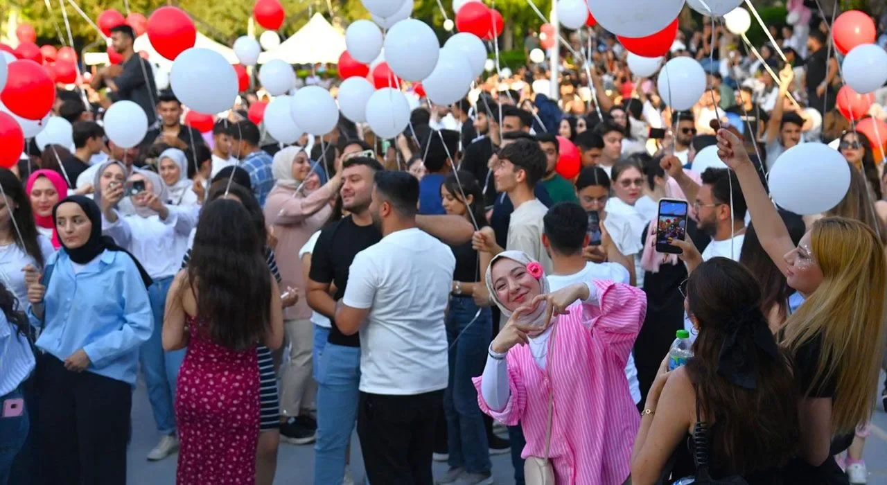 OKÜ'de Merve Özbey’le Başlayan Şenlik Devam Ediyor