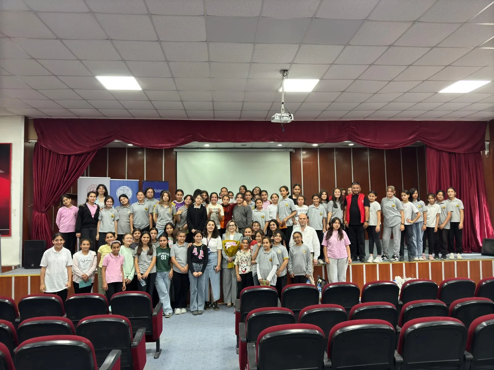OKÜ'den Depremzede Kızlara Dijital Destek