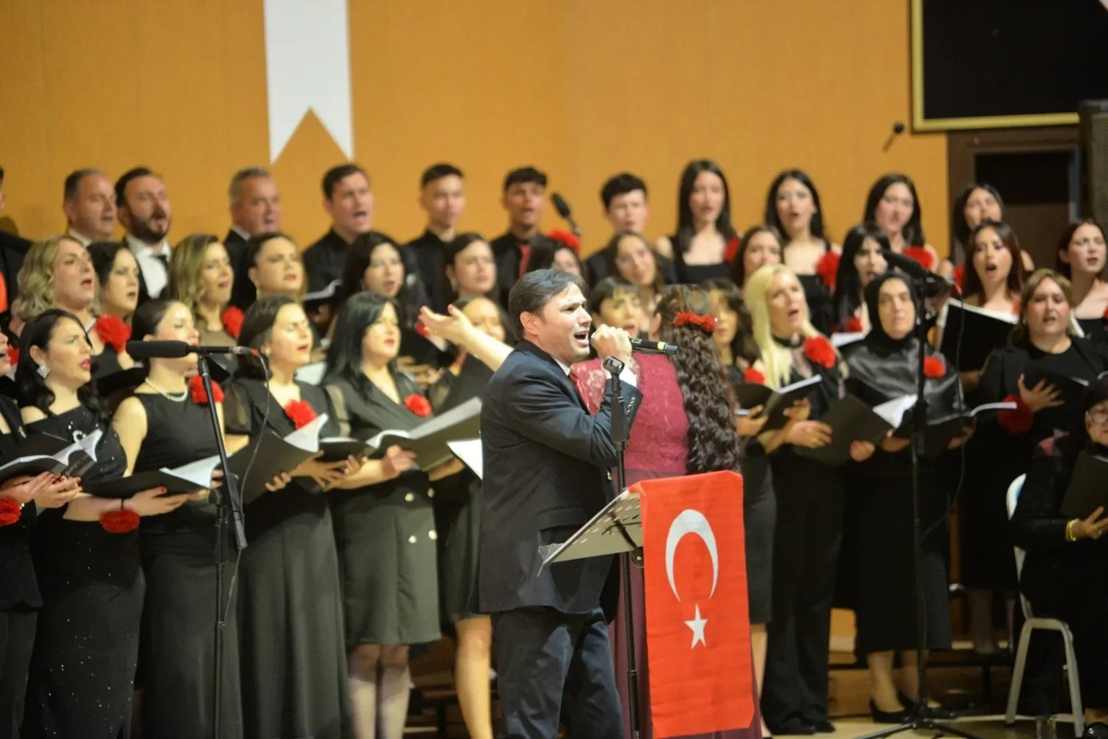 Osmaniye’de “Ezgilerde Vatan” Konseri Beğeni Topladı