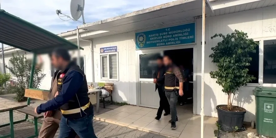 Osmaniye’de pazarda telefon çalan 5 şüpheli yakalandı