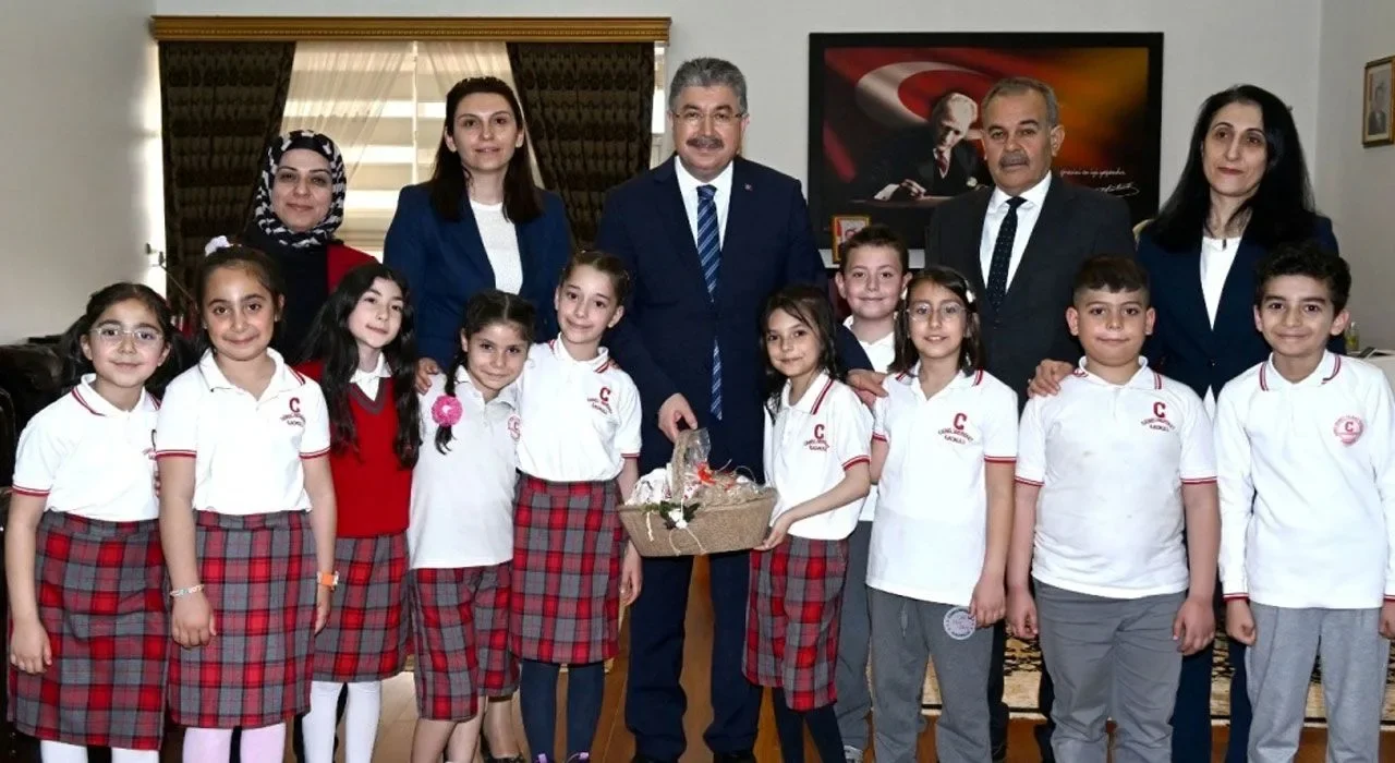 Vali Erdinç Yılmaz, İlkokul Öğrencilerini Makamında Ağırladı